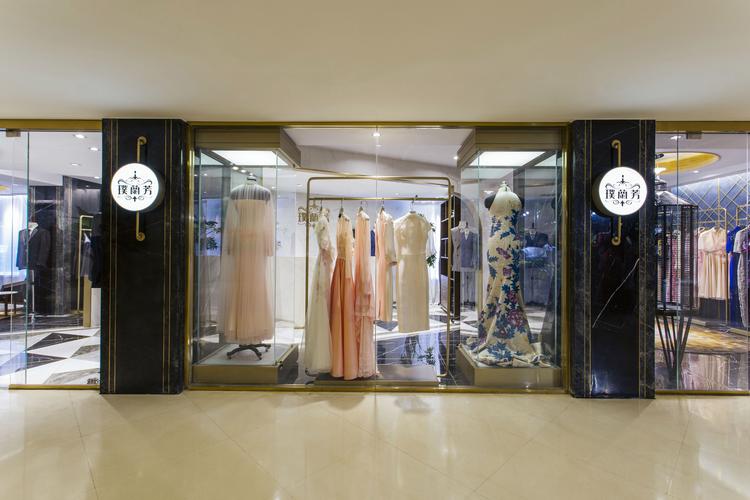 张军永,公司经营范围包括:销售服装,针纺织品,鞋帽,箱包